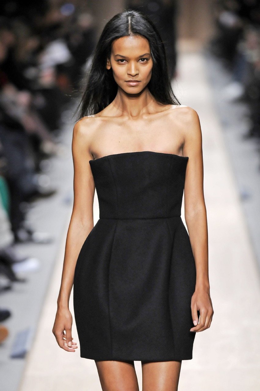 沙漠之花liya这场真的好漂亮啊,liya kebede出生在埃塞俄比亚,18岁便