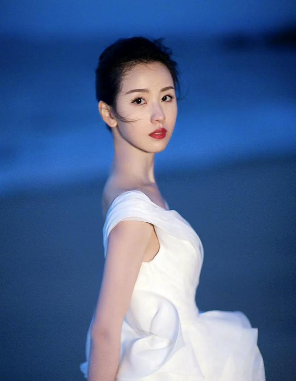 这就是女明星的标准身材吧,气质一流,五官标志,天鹅颈,锁骨好看.