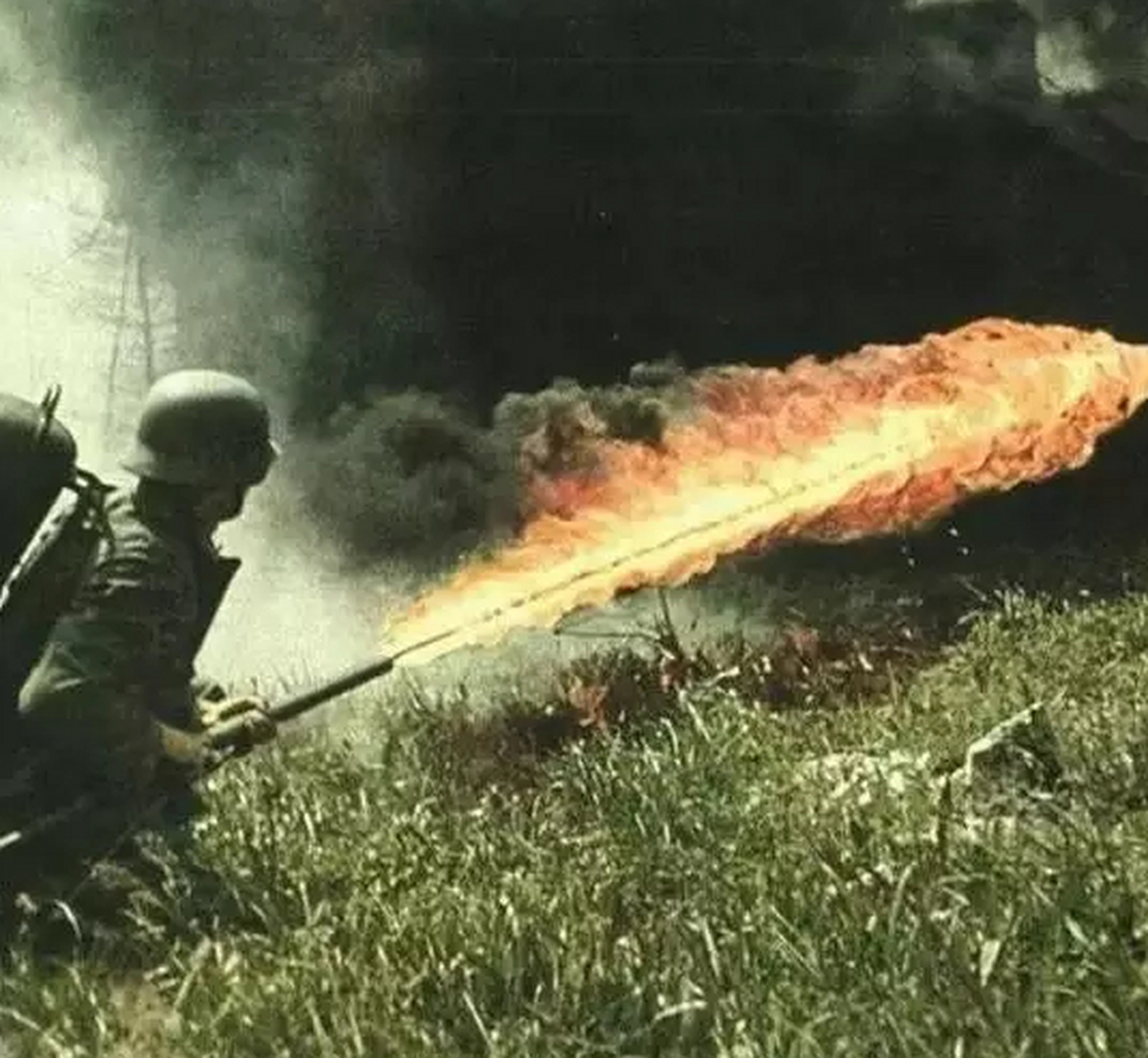 一个德国士兵正在使用火焰喷射器,这种火焰喷射器喷出的火焰可长达25