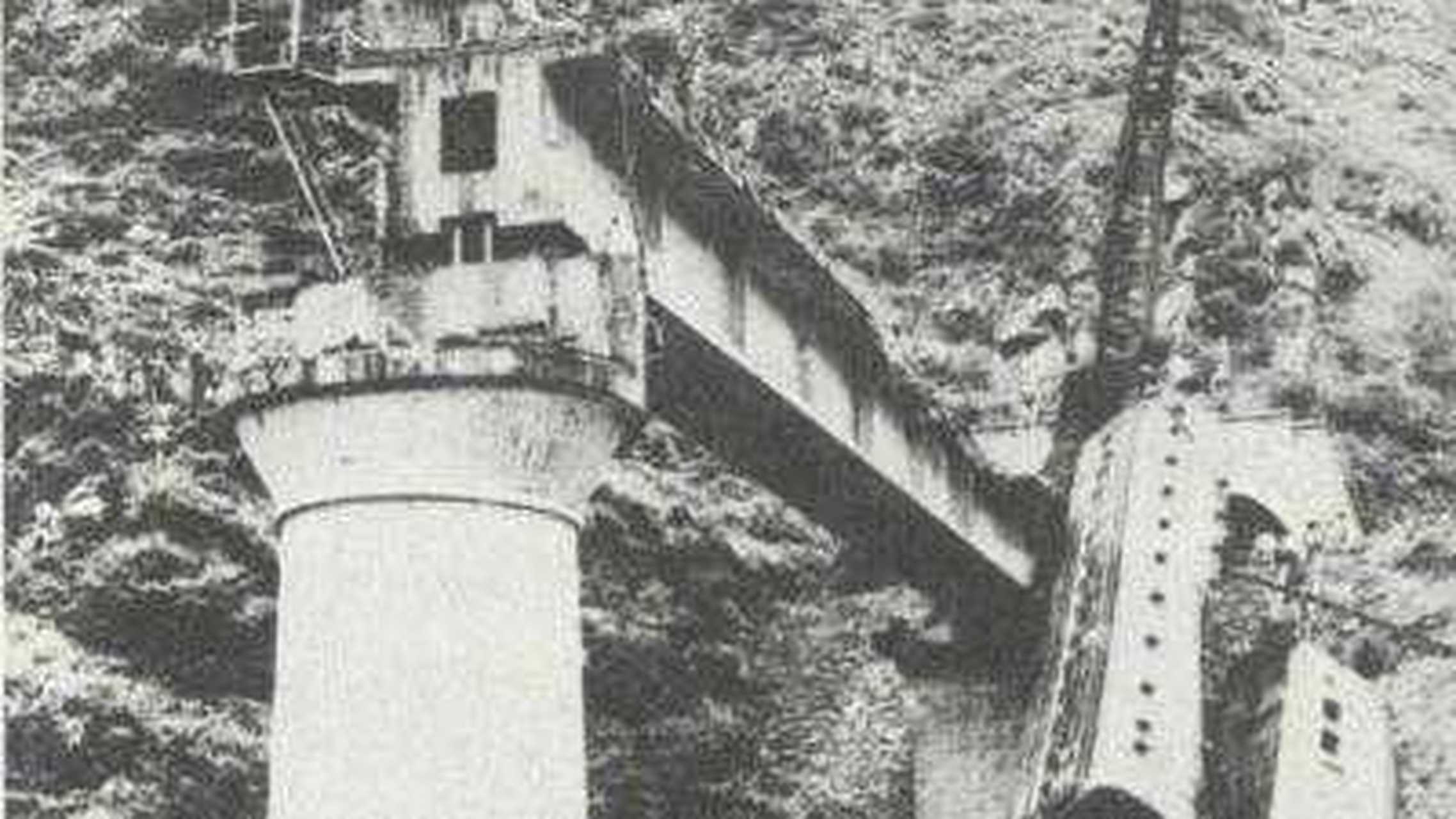 1981年,奶奶包隧道坠桥事故的现场照片,事故的起因是奶奶包隧道地区