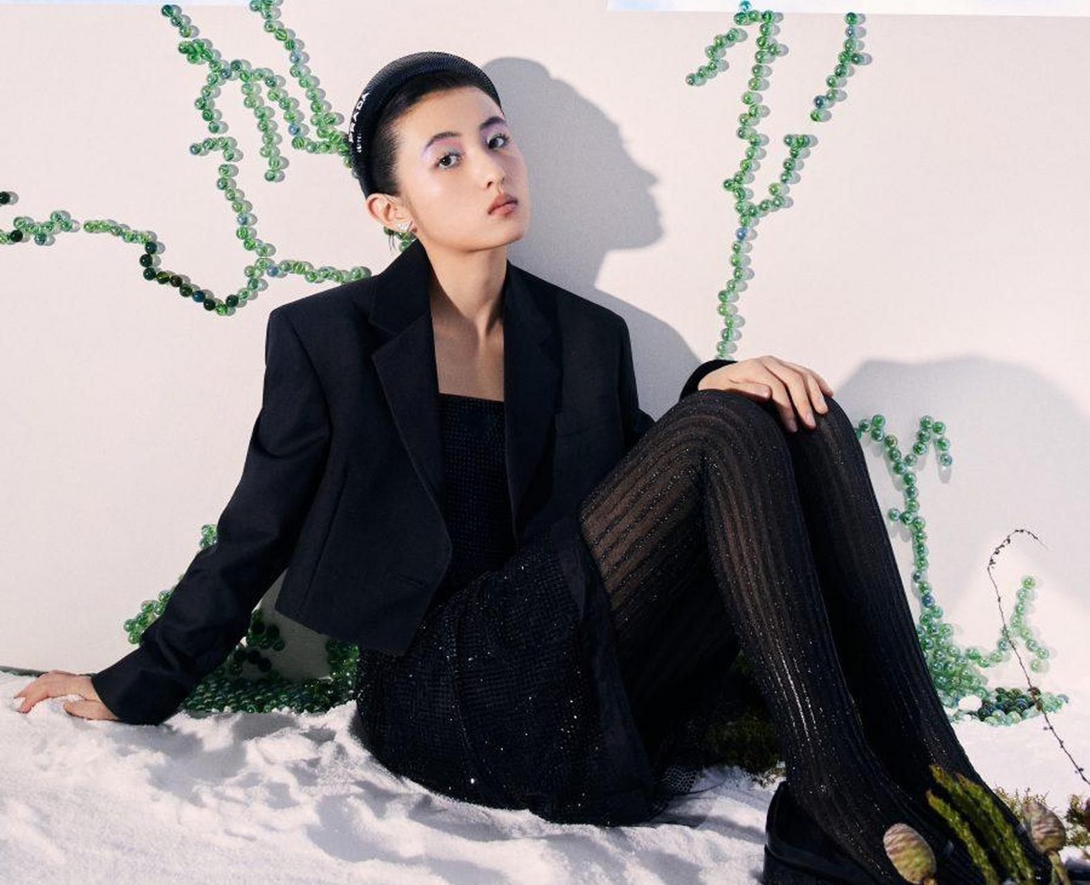 张子枫时尚杂志魅力长袜写真