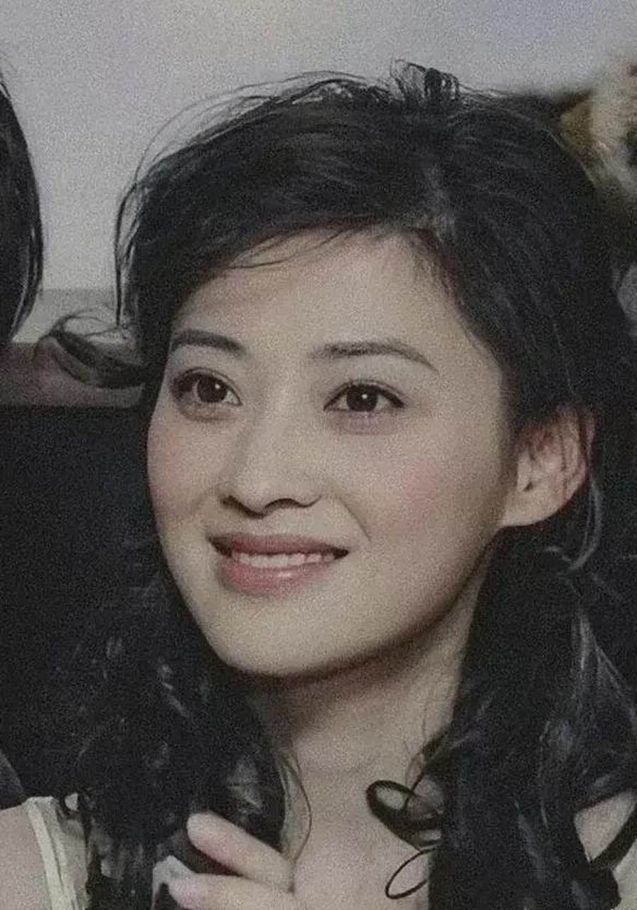 梅婷年轻时的几张照片,让人惊艳不已,容颜美丽光彩照人.