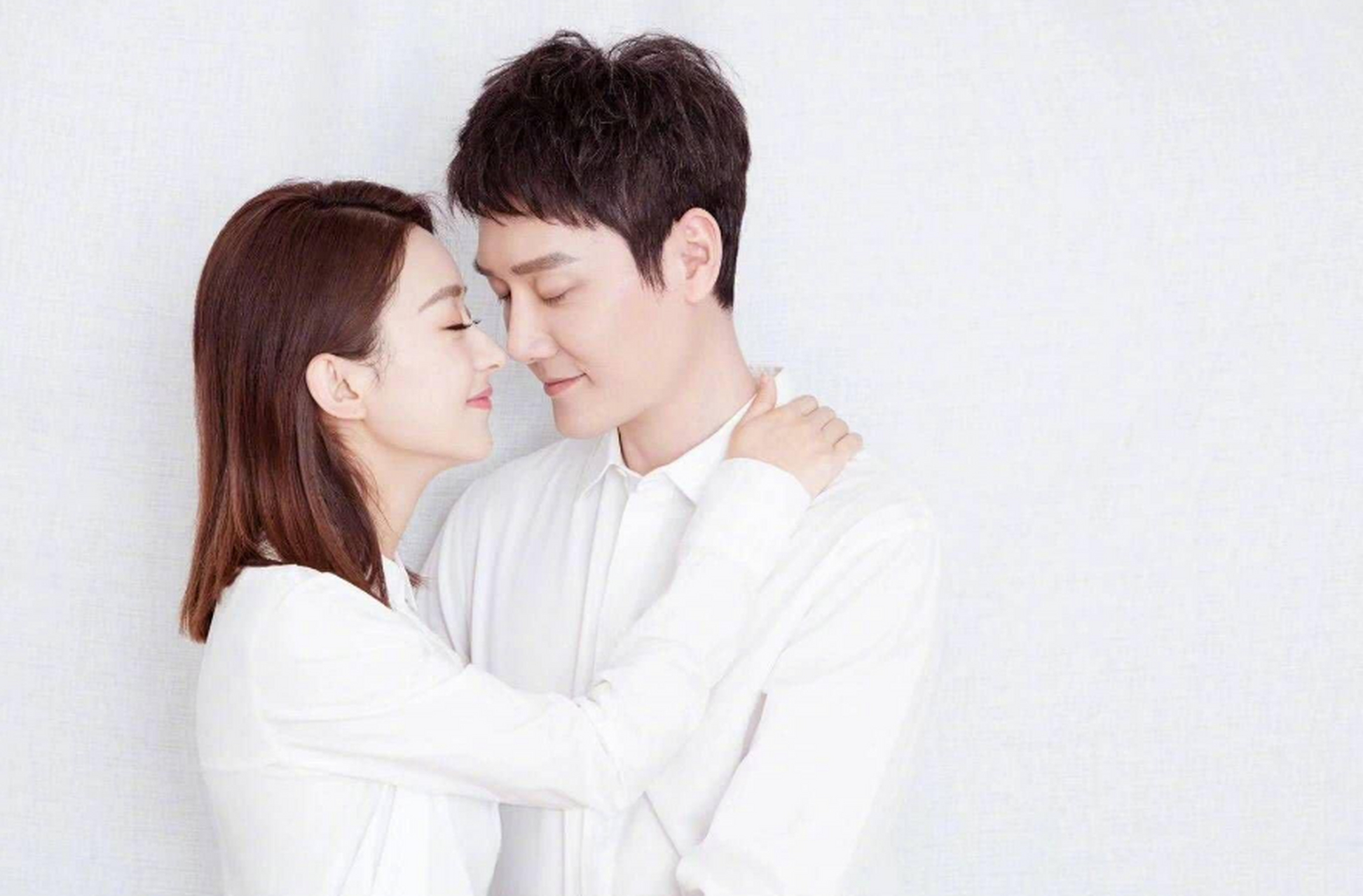 拍摄当日,冯绍峰和赵丽颖带着孩子,一前一后从餐厅出来,随后又坐同