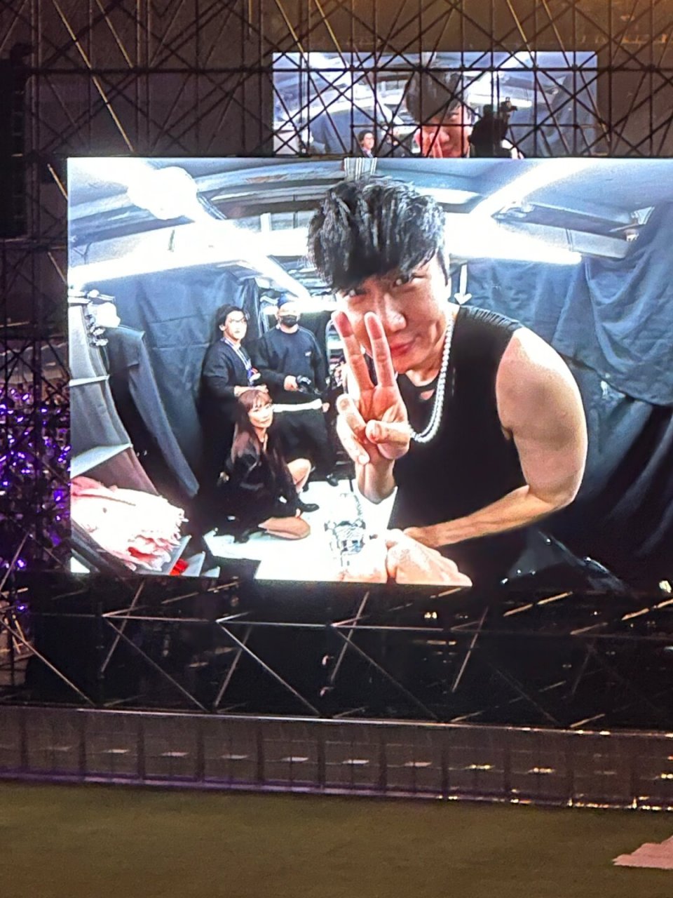 林俊杰演唱会的难忘瞬间  那天,我奶茶喝多了,就想着去上个厕所.