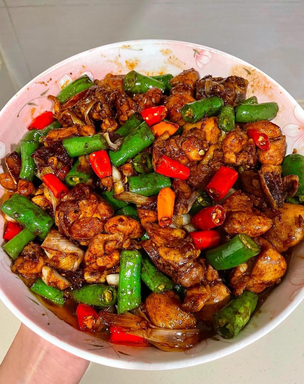 生炒鸡真的好费米饭啊…… 之前出去吃饭点了份生炒鸡,香香辣辣的鸡肉