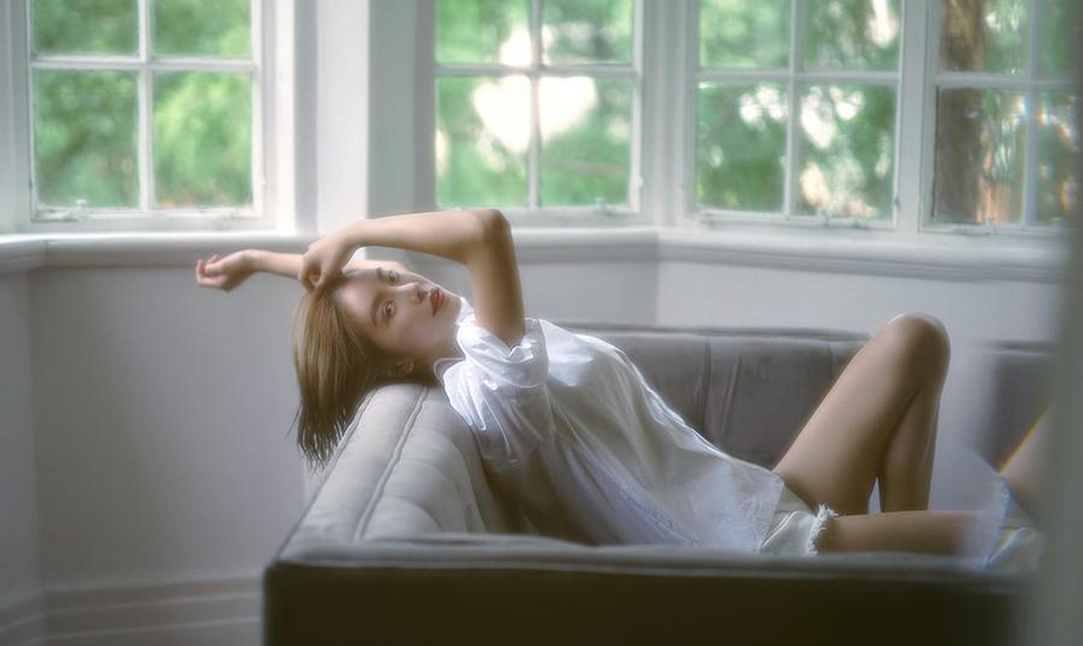 种丹妮曝清凉写真 白衬衫超短裤夏日最in