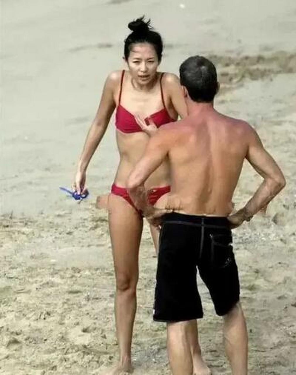 2008年,当时29岁的章子怡和她的外国男友一起在沙滩沐浴,被狗仔队抓拍