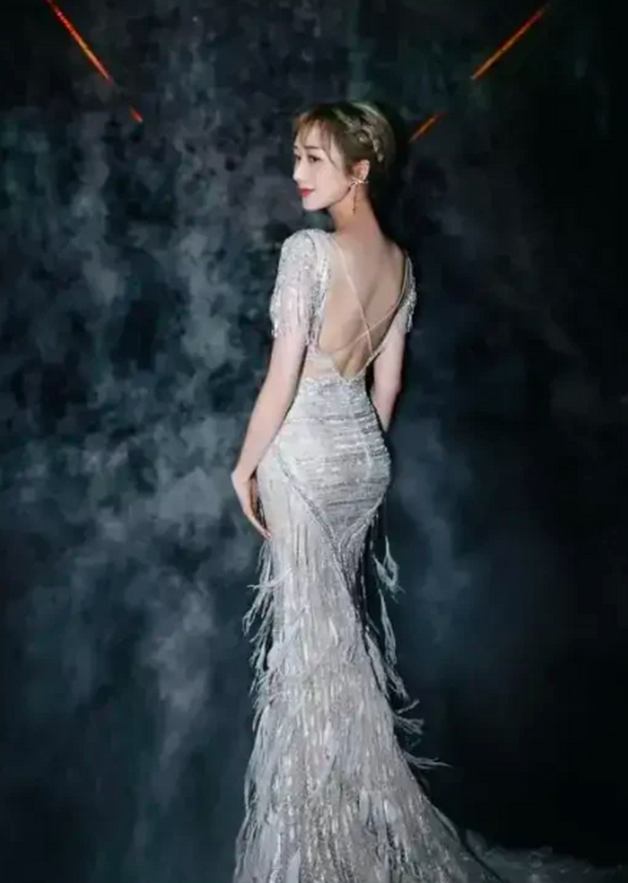 "济公"陈浩民老婆蒋丽莎身材真是赚足了眼球,穿亮片镂空长裙比例修长