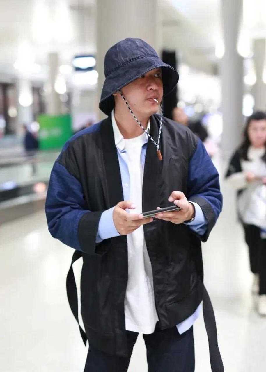 包贝尔 近期现身机场时的搭配照,衣服全敞开呈现出凌乱慵懒的效果,戴