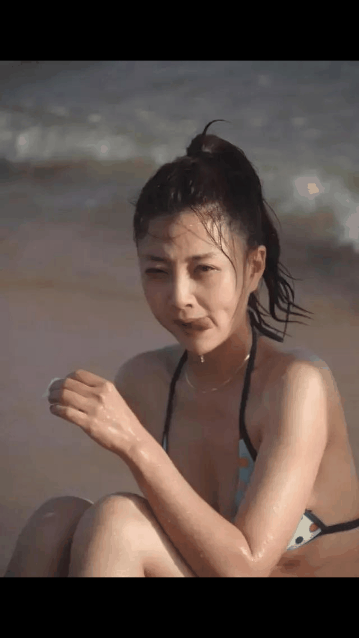 gif创作人 40 的殷桃晒海边泳装照 穿着彩虹波点图案的挂脖比基尼