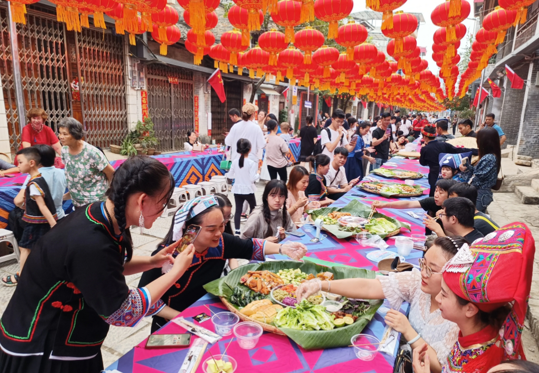 在广西崇左市龙州县,晚上体验龙州的长桌宴,也叫簸箕宴.