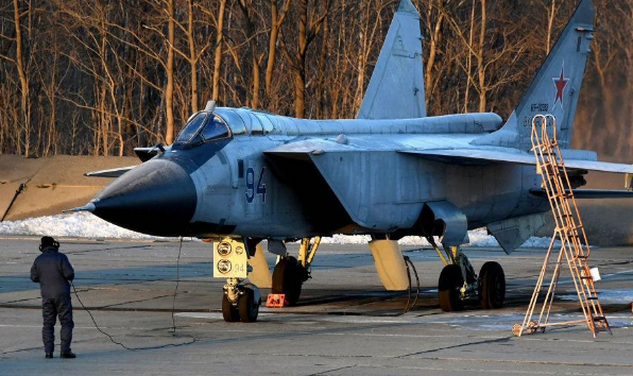 米格31刚护航图160战巡14小时,摩尔曼斯克传来,飞机成火球坠落!