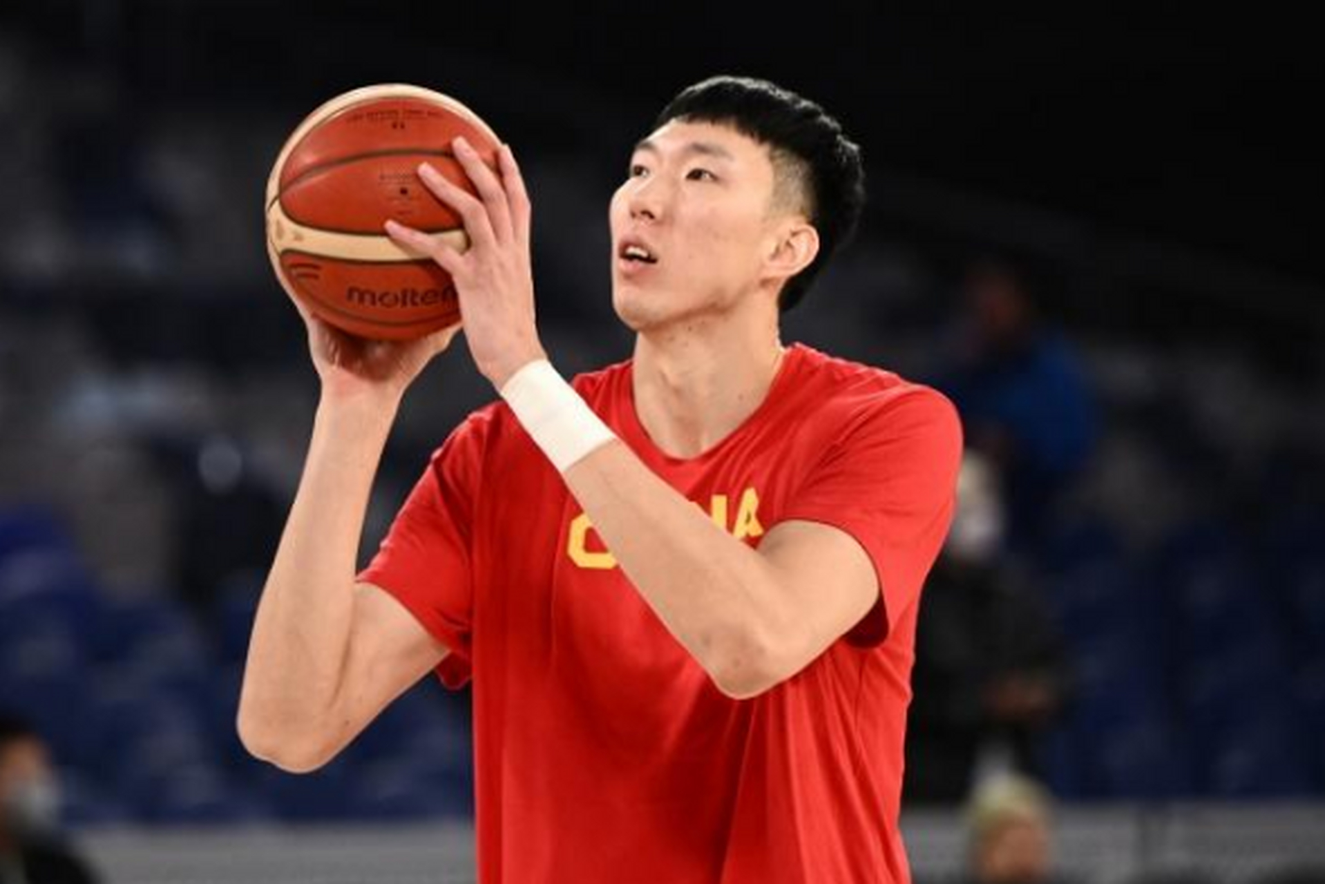 周琦发挥惨淡,因转会事宜分心  德国篮球超级杯,中国男篮69-68逆转