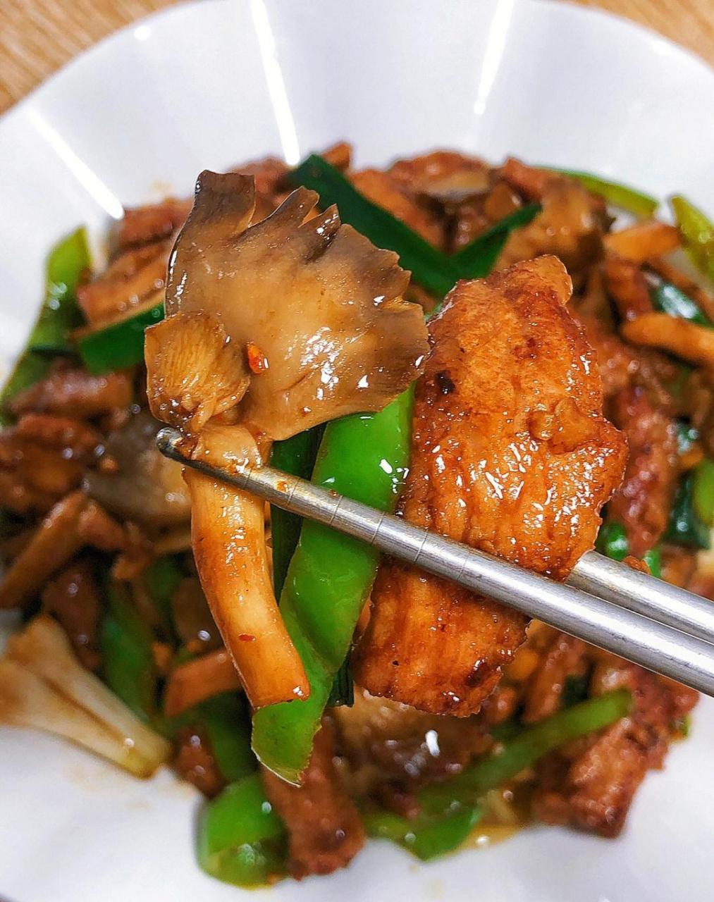 今天的平菇炒肉太赞了,不亏是我妈的手艺 咸香下饭,带一点点辣,小孩子