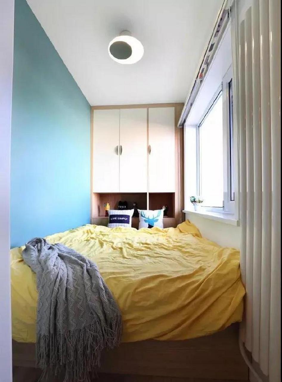 这是一套45平米的小户型装修案例,采用了柔和自然的北欧风设计,客厅不