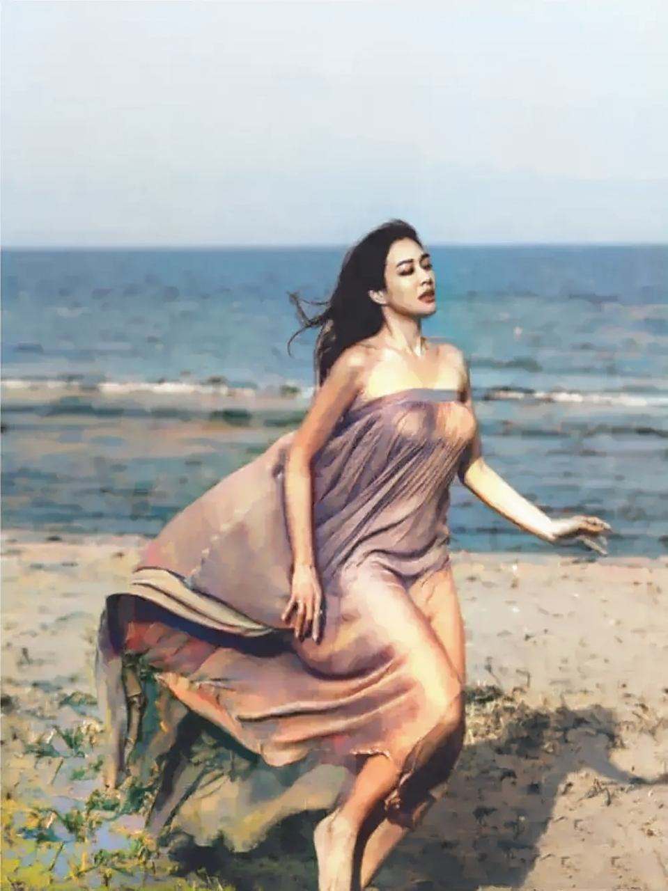 这张照片拍摄于2013年,当时43岁的钟丽缇,一袭做旧紫色的抹胸长 