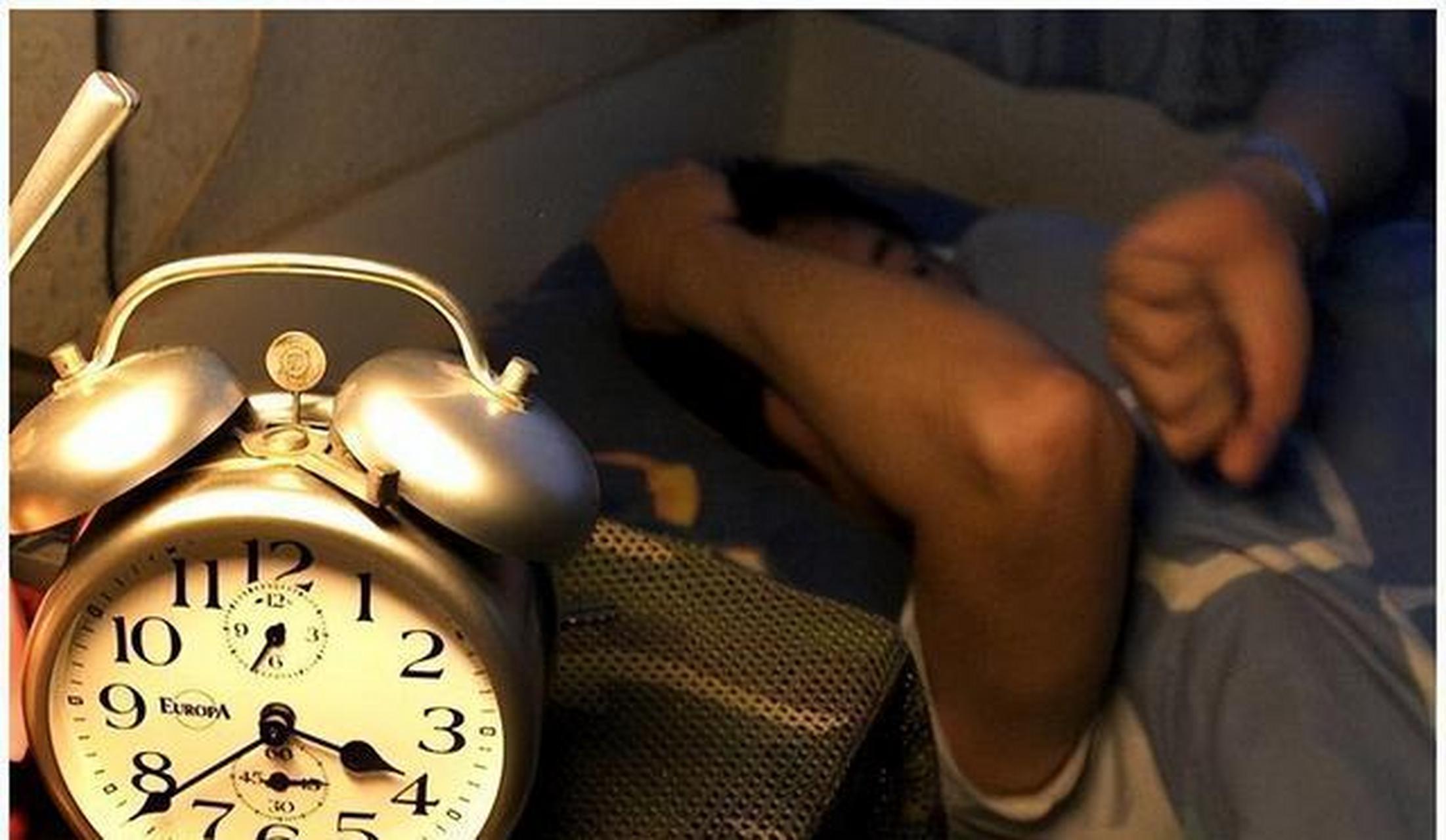 如果你经常半夜容易醒,一到3,5点呀,就自然醒,醒后翻来覆去睡不着,那