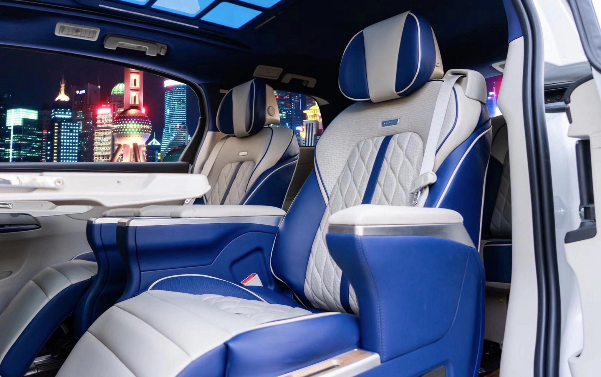 合正商务车改装,别克gl8专业改装全新升级大七座帝王蓝内饰,经典奢华