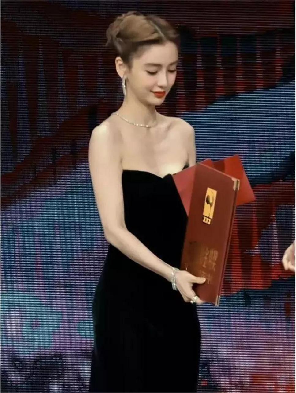 杨颖穿一袭黑色抹胸裙,气质真好.真是美的无可挑剔