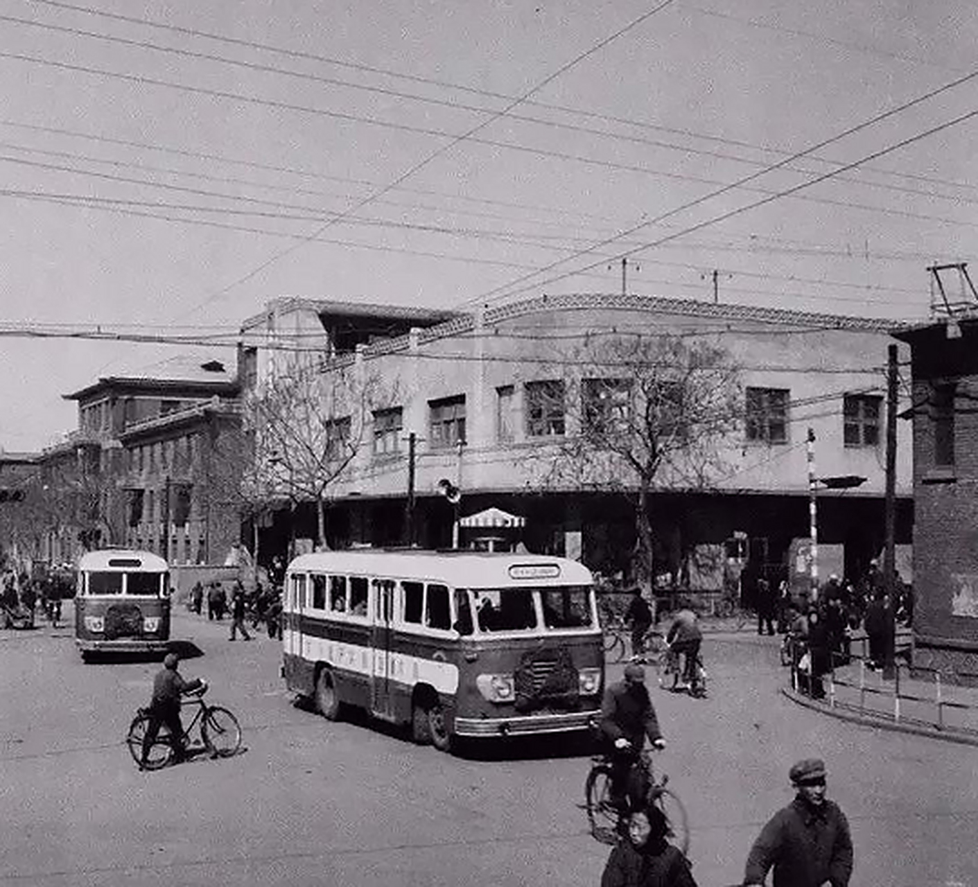 1975年唐山西山口百货大楼,地震后这里就变成了一片废墟.