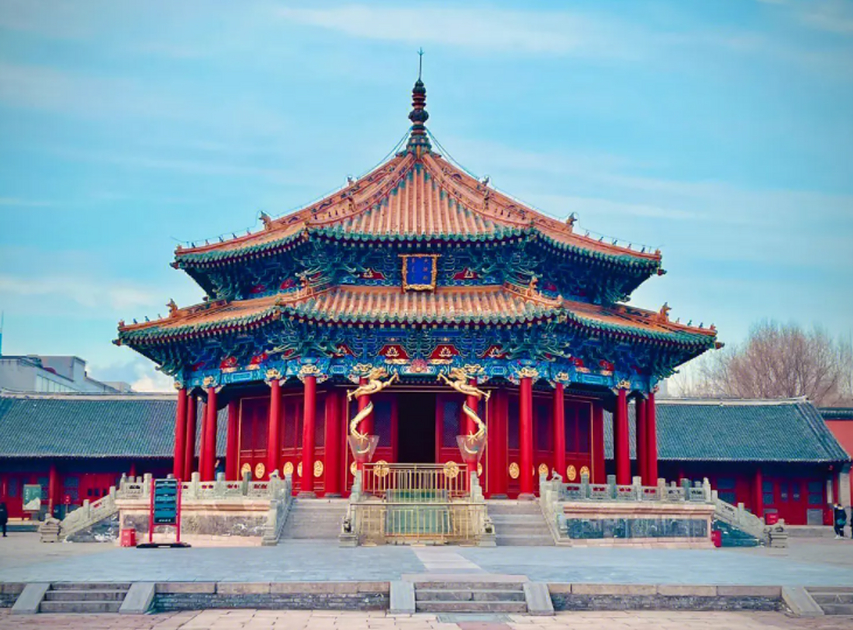 沈阳拥有多个著名景点和历史建筑,其中包括以清朝建筑风格为主的沈阳