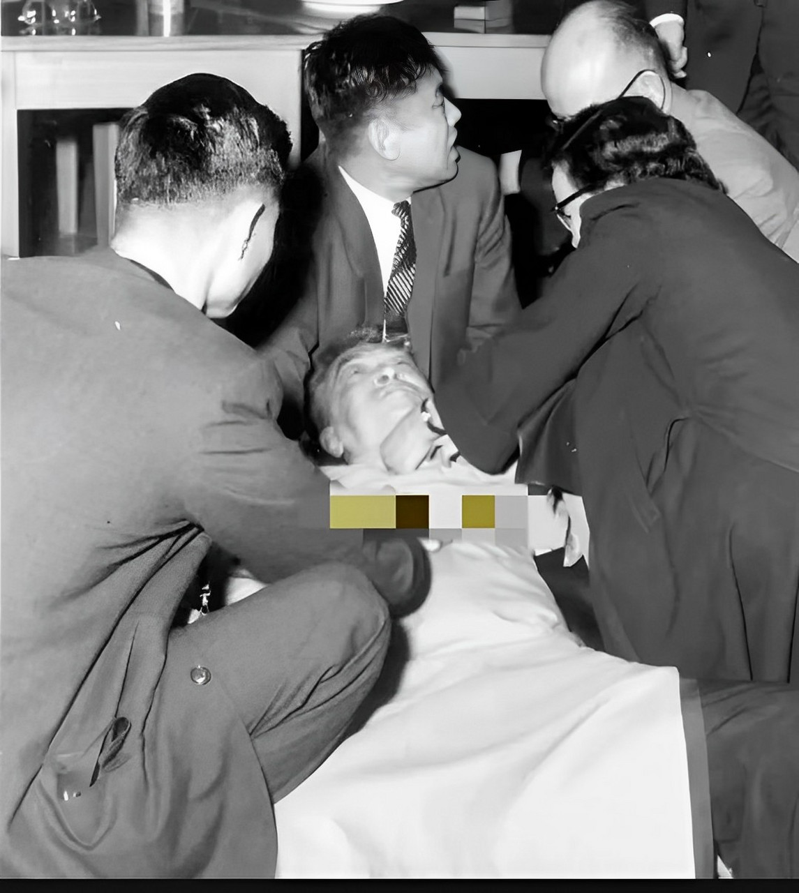 在被送往医院的过程中,他的心跳越来越微弱,最终不幸离世.