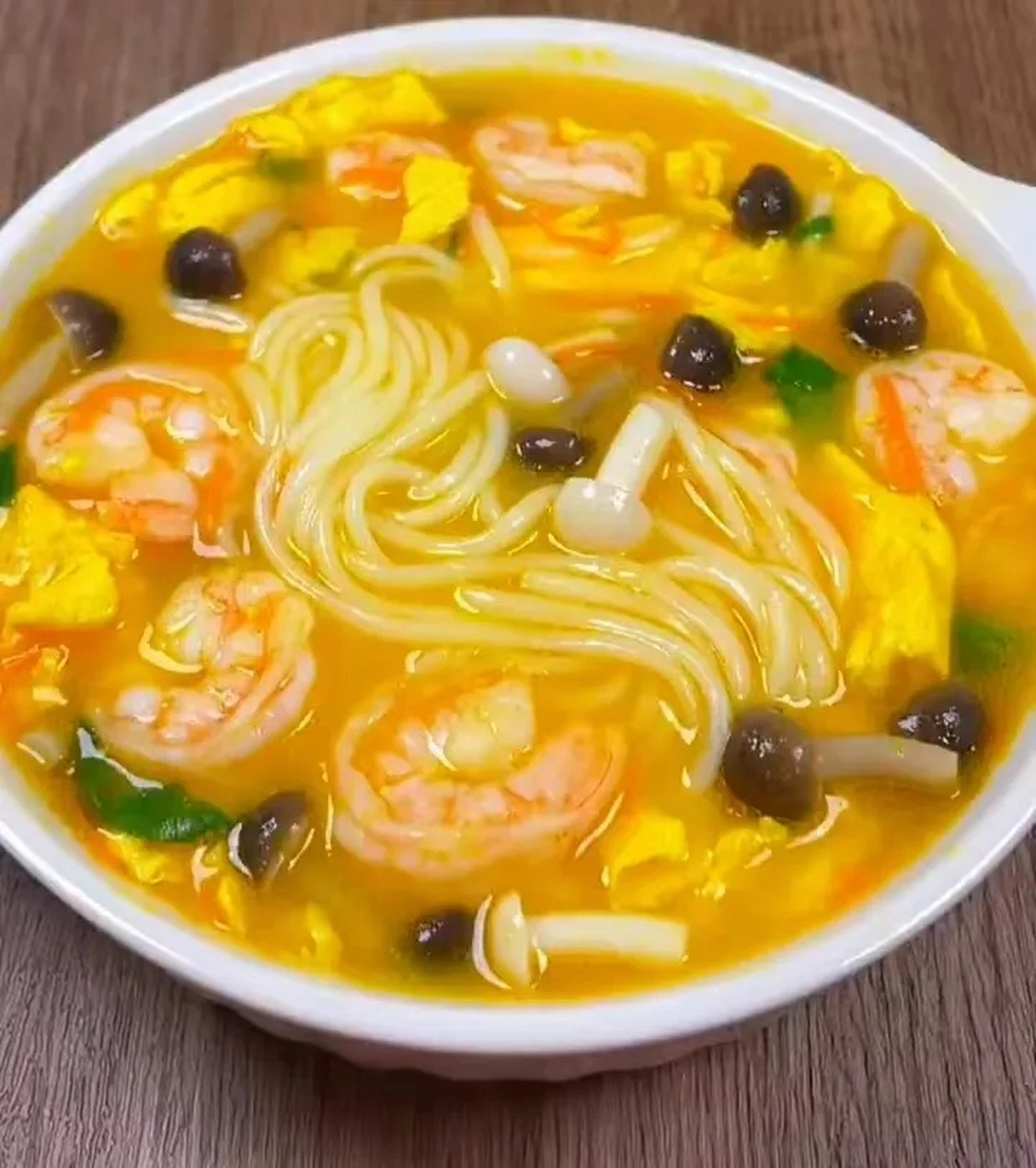 食材:鸡蛋,胡萝卜,虾仁,菌菇,面条  操作步骤: 1,锅里倒宝宝辅食油