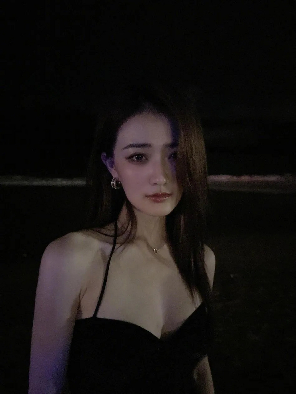 徐璐穿着黑色吊带长裙大秀事业线!雪肤玉貌太性感火辣!