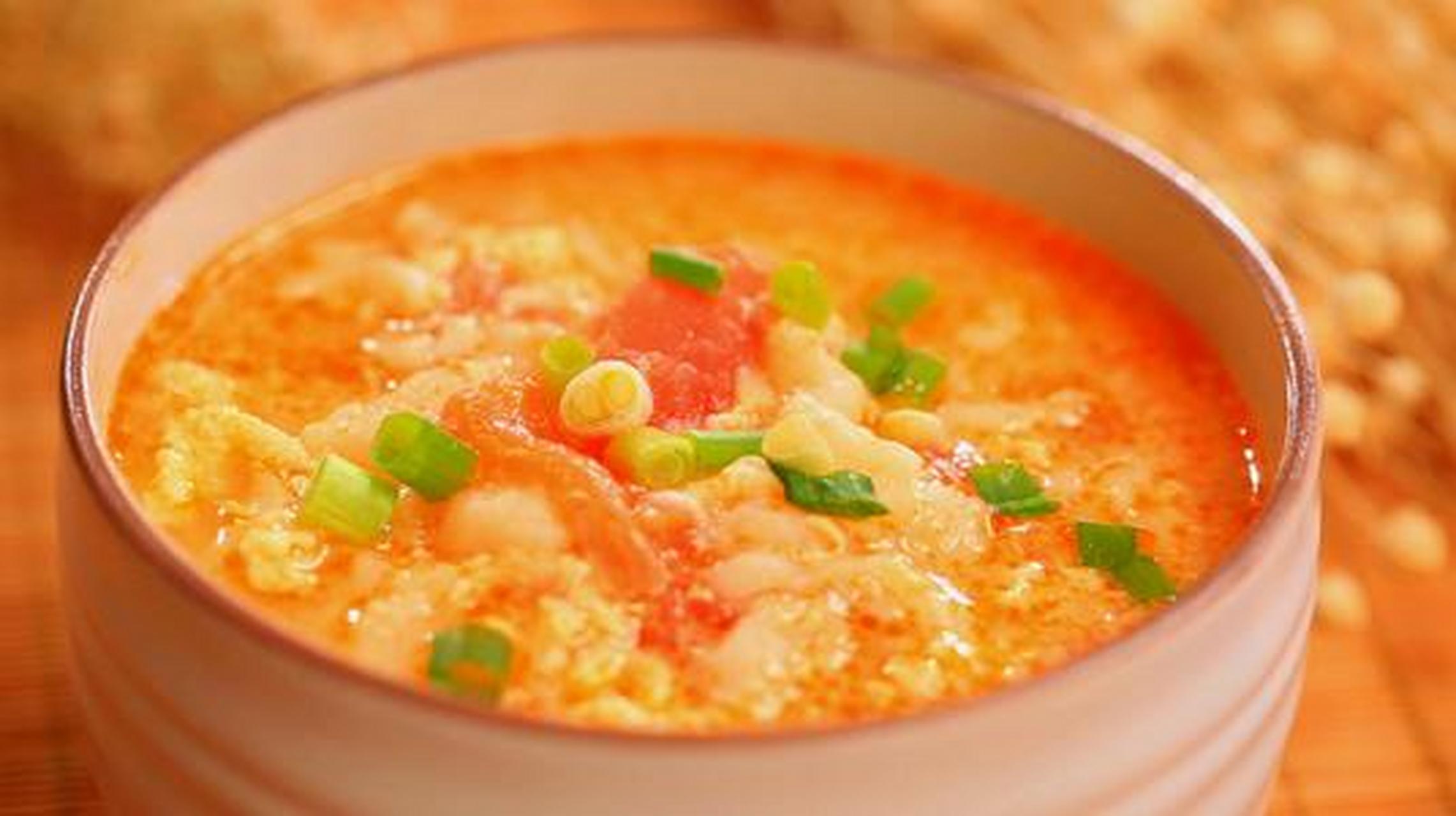 西红柿鸡蛋汤,西红柿洗净在光滑的那面用刀子打上半厘米深的一个十字