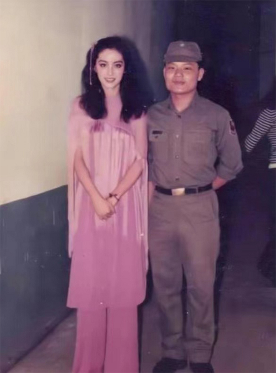 1980年,26歲的林青霞去部隊看望當兵的父親林維良,由於父女二人平日裡