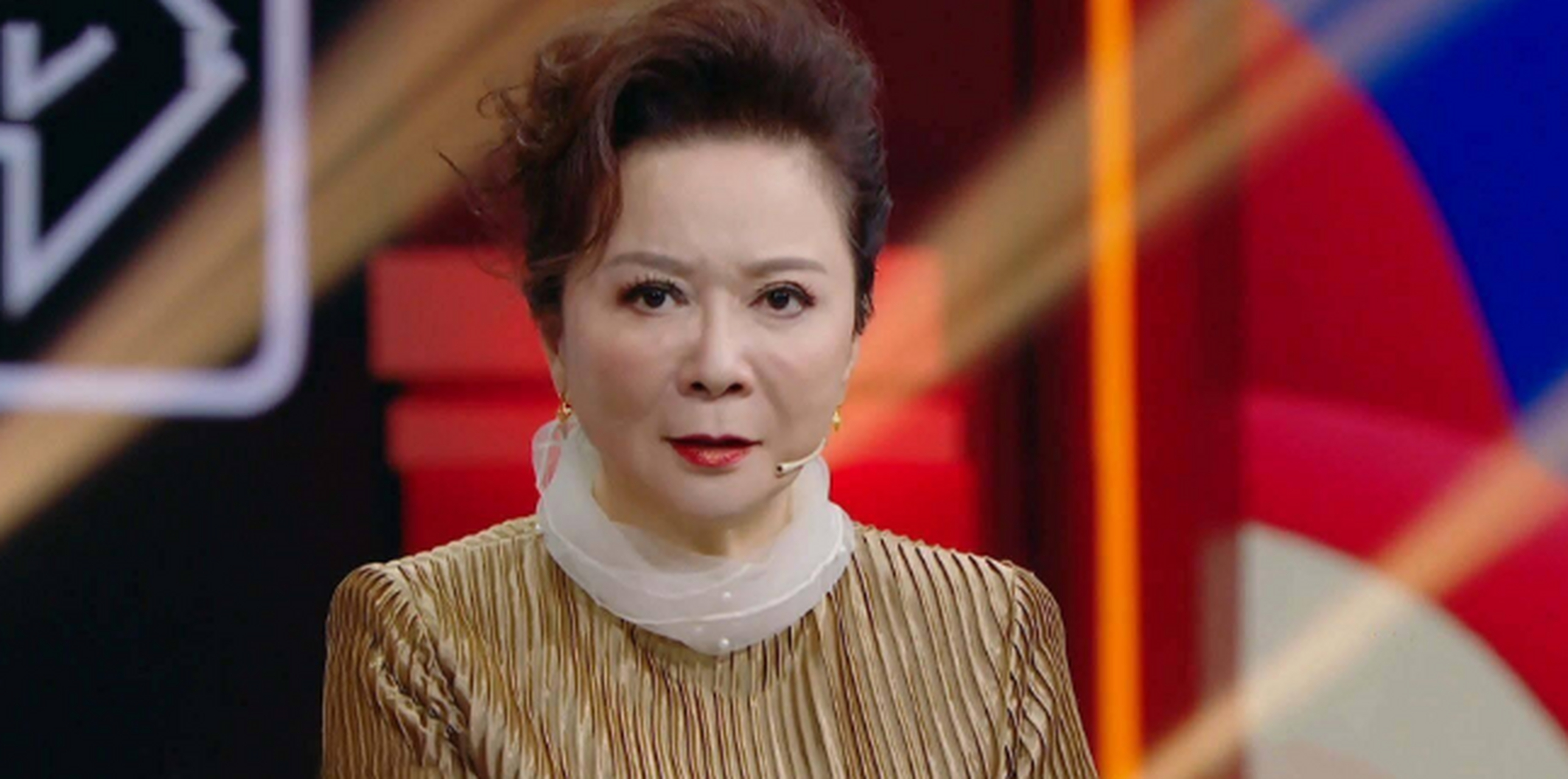 其实蔡明能够在以后成为一名小品演员,和家庭环境半毛钱的关系都没有.