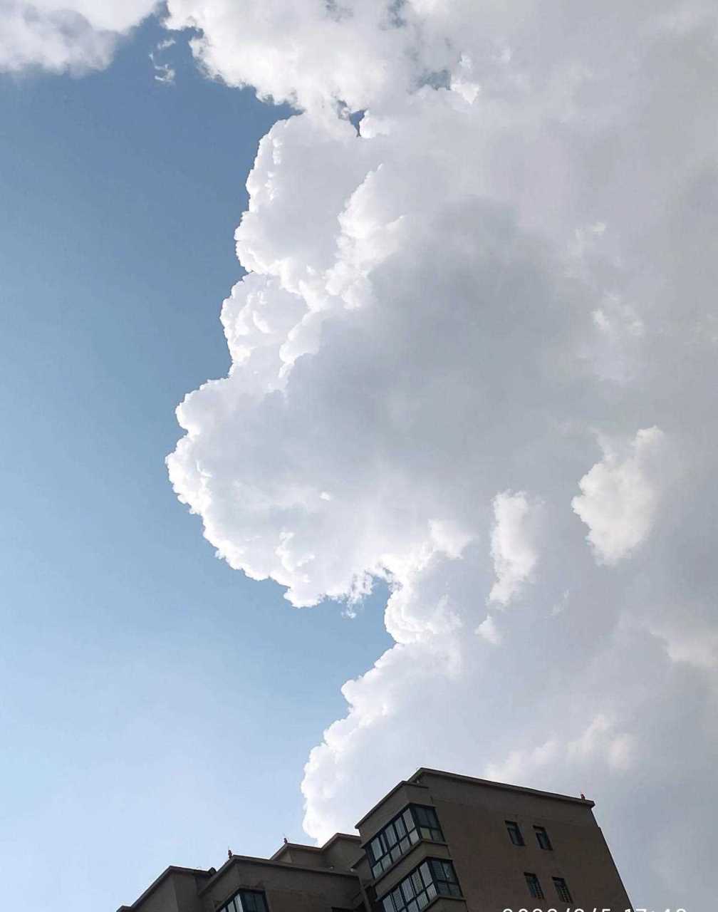 谚语"白雨有三场,场场都一样",意思就是夏天的阵雨基本会连续三天都下