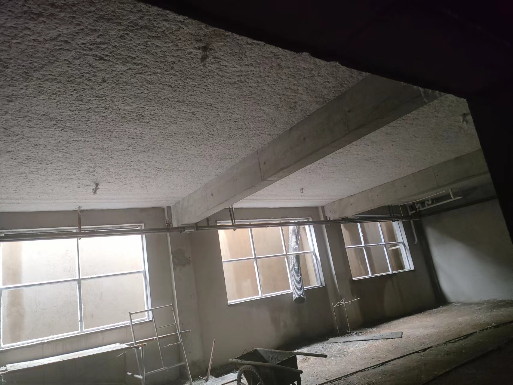 1,隔音效果更好 矿物纤维喷涂的隔音效果非常好,现在人们对于隐私