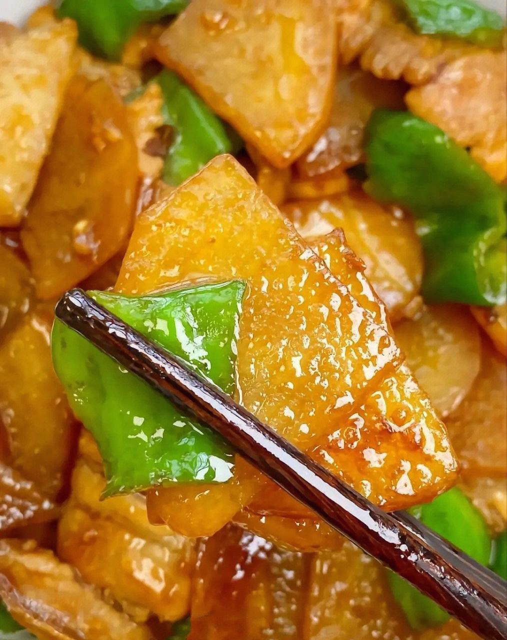 巨美味的青椒土豆片炒肉 酱汁浓郁,拌饭绝了~营养又健康!