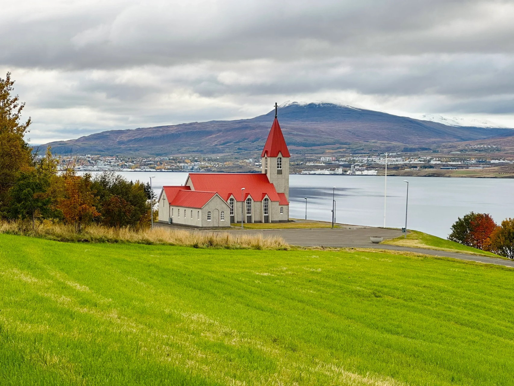 在冰岛,我发现了近视验光的红房子  位于冰岛斯奈山半岛的ingjaldsh