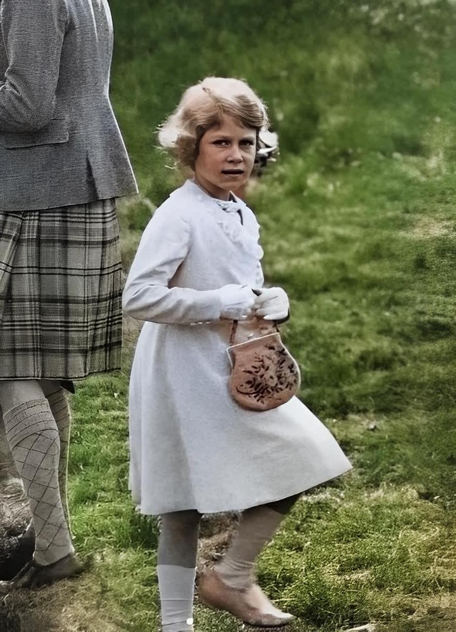 英国女王从小到大照片图片