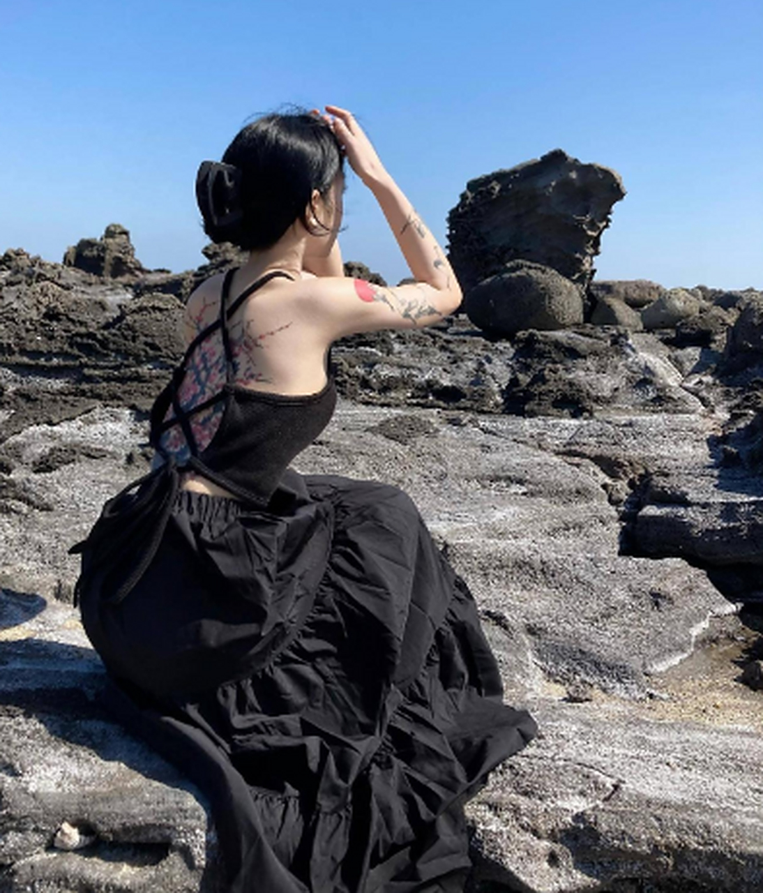 后背纹身好漂亮,是梅花还是桃花