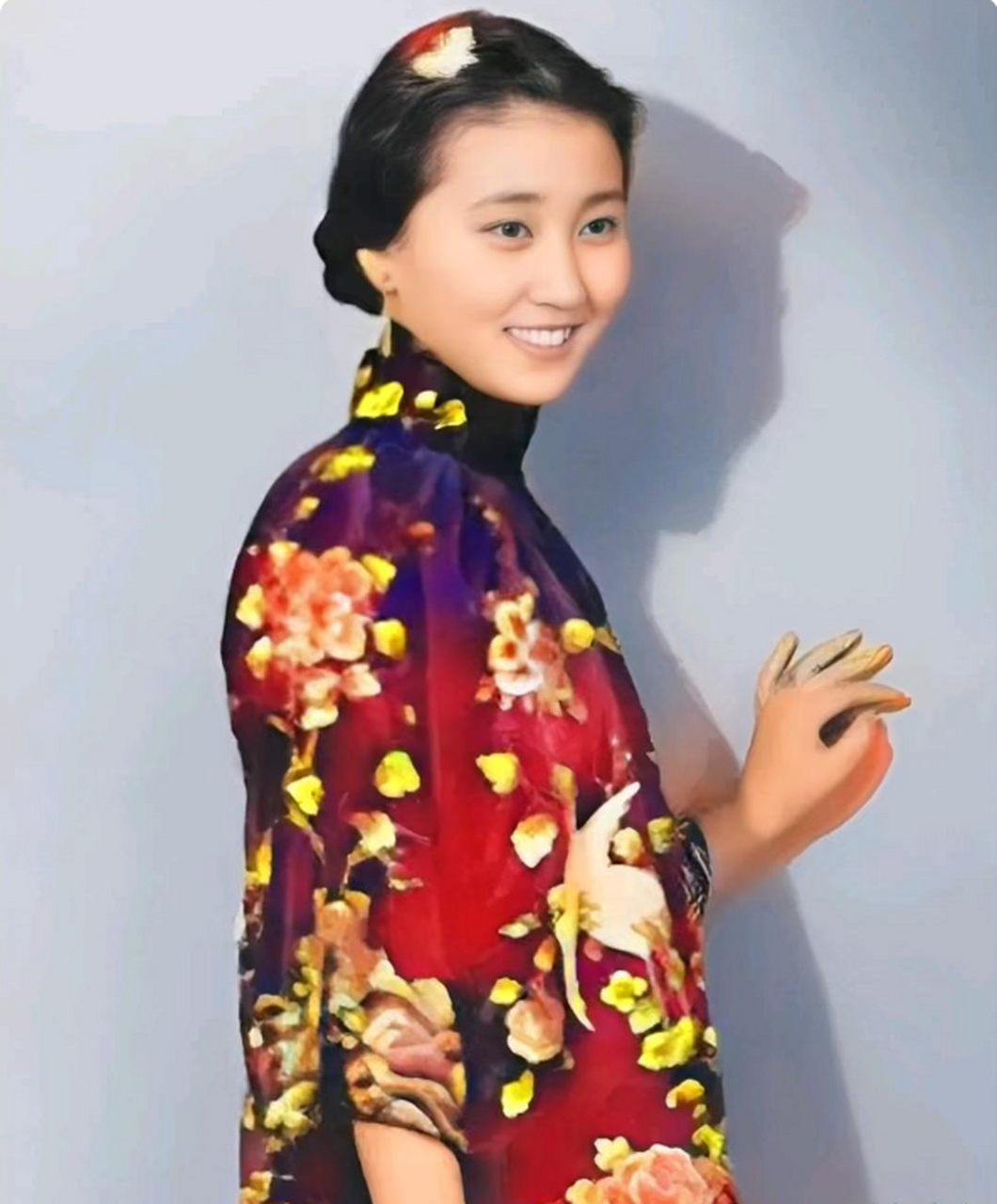 年轻时的蒋英温婉可人,有些羞涩.