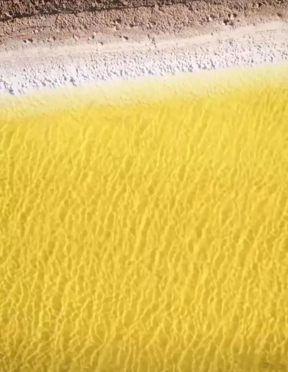 这里是位于青海省海西州的俄博梁硫磺湖,相信这种颜色的湖泊大家都是