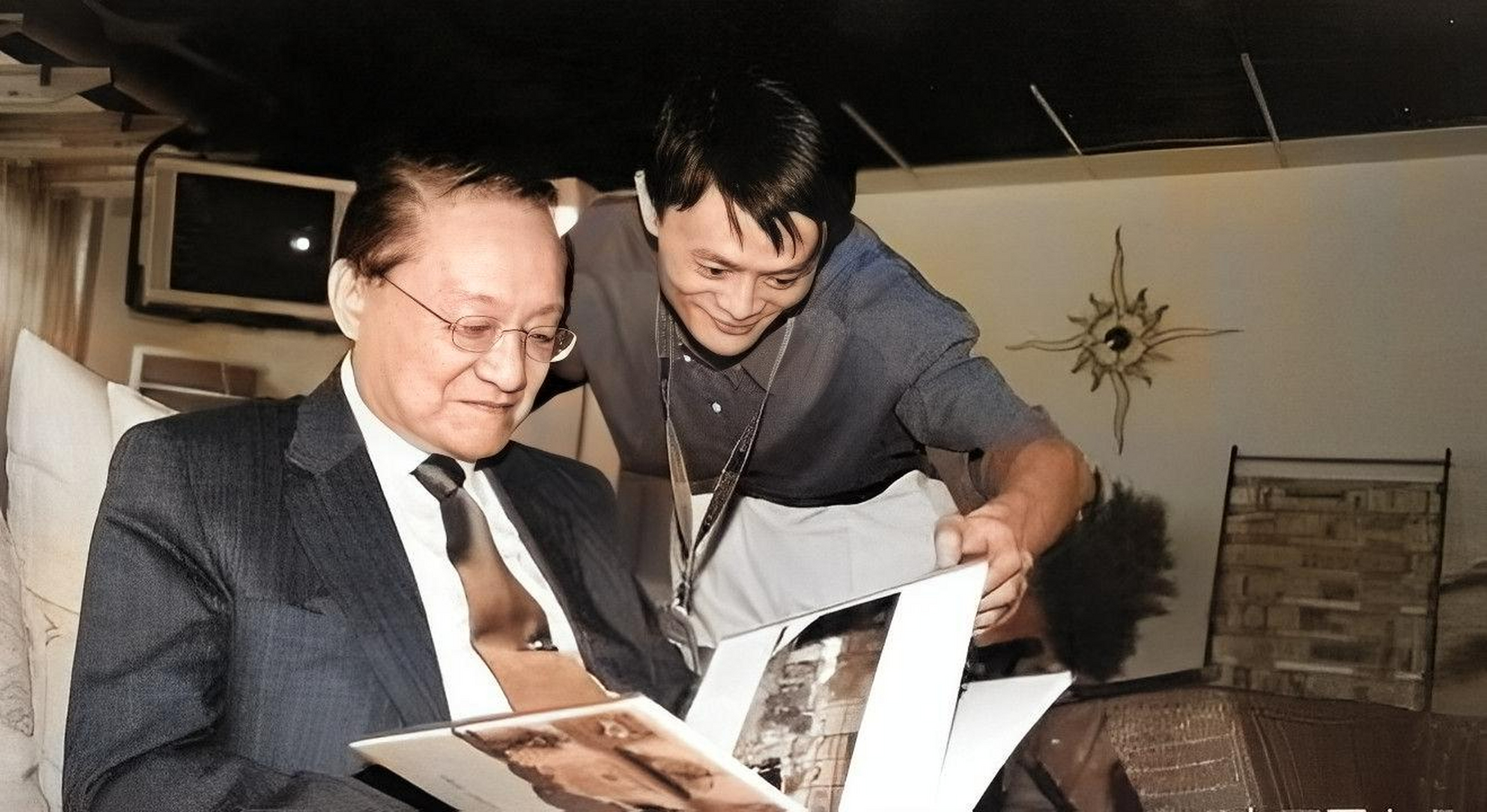 临走时,马云拿出一套《金庸全集》,请偶像签名,但金庸拒绝先生动笔.