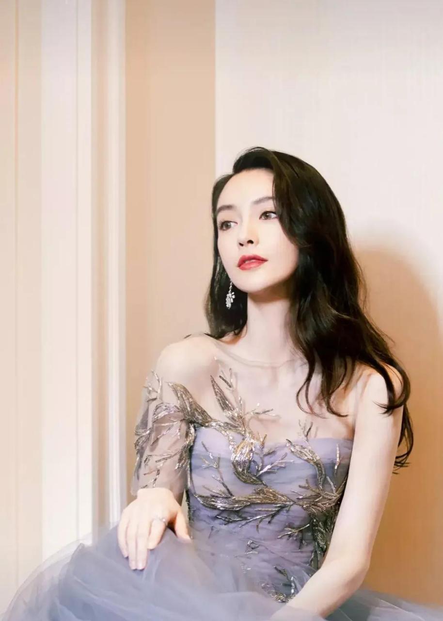 杨颖穿薄纱礼服裙,裙边的金色装饰更衬的杨颖整个人宛如童话中的公主.