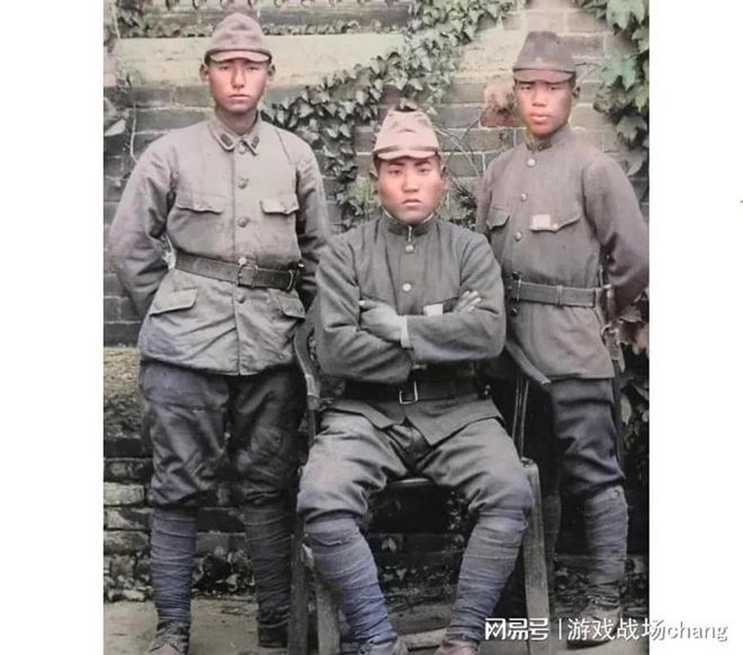 地点是江苏丹阳,场景是三名入伍不久的日本宪兵在司令部合影留念