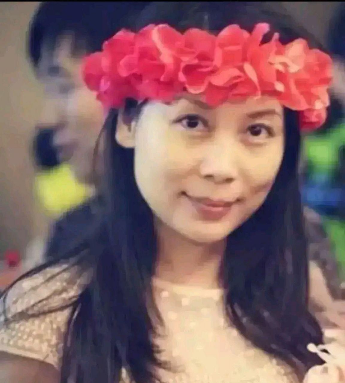 当时在那家酒吧里,她的名字叫雪梨,也许是因为风韵犹存,性感妩媚,她