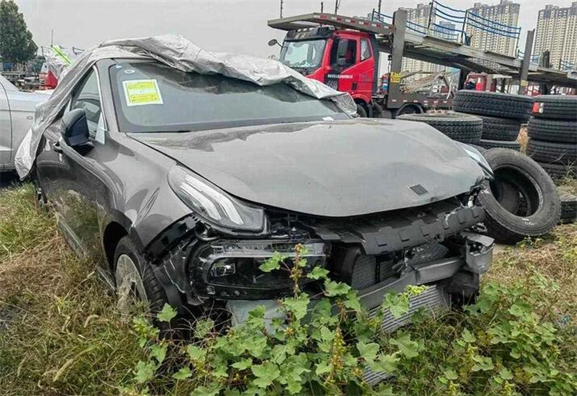 这辆事故车要卖8000,你们说可以买吗?