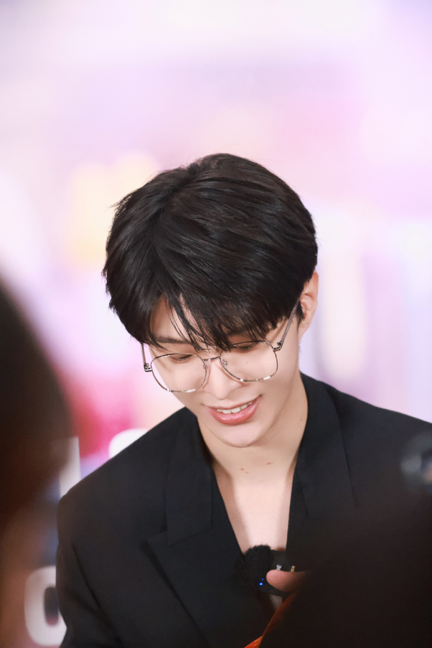 【范丞丞扫楼穿真空西装】范丞丞今日扫楼造型有,黑色真空西装直接帅