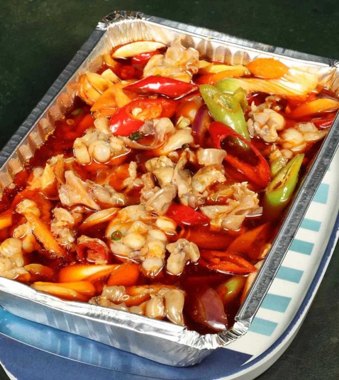 锡纸生烤牛蛙 牛蛙肉质细嫩,加热8分钟左右便能成熟,特别适合用来烧烤