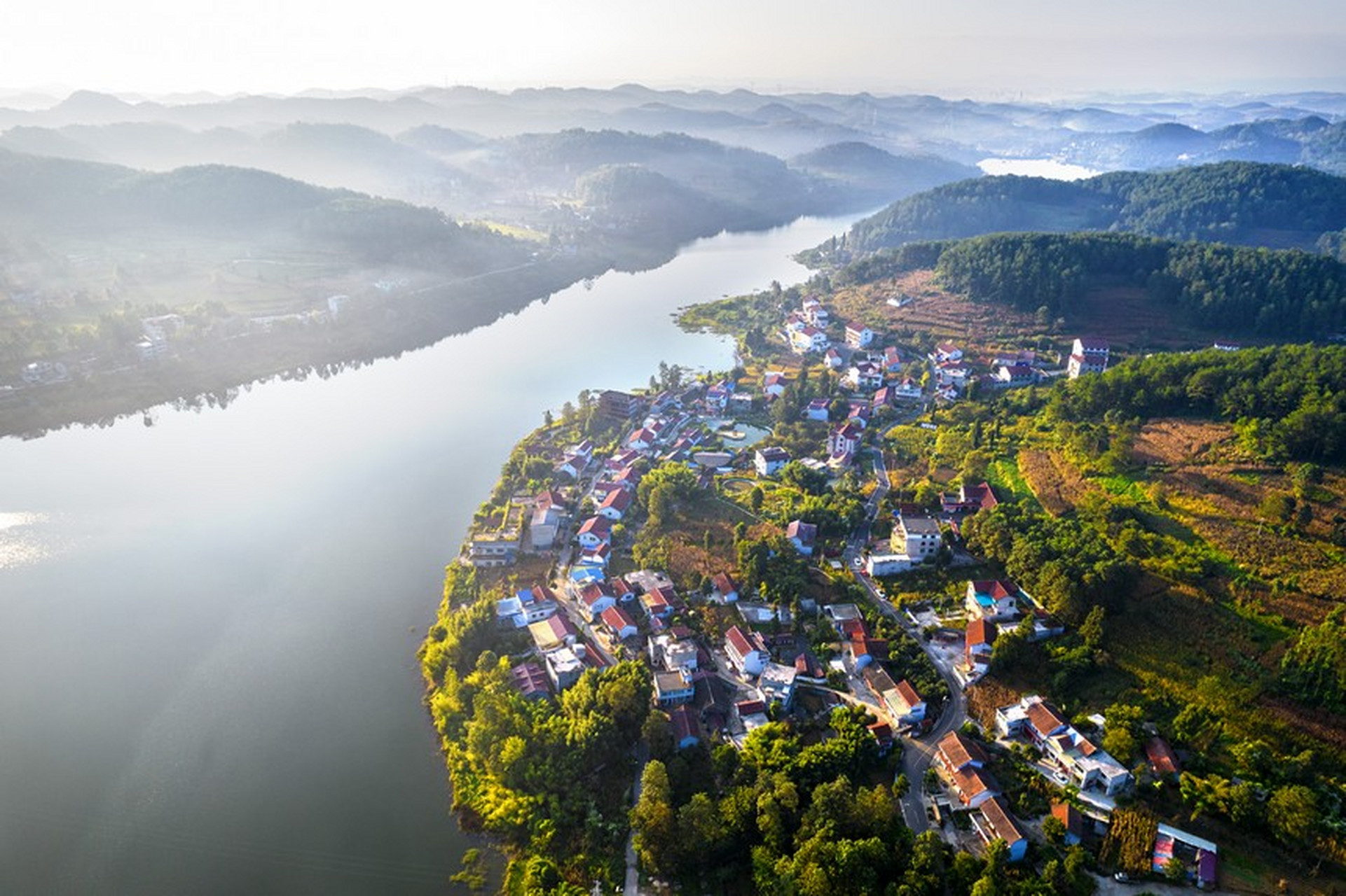 【贵州毕节:满族村寨风景如画】地处乌蒙山腹地的贵州省毕节市百里