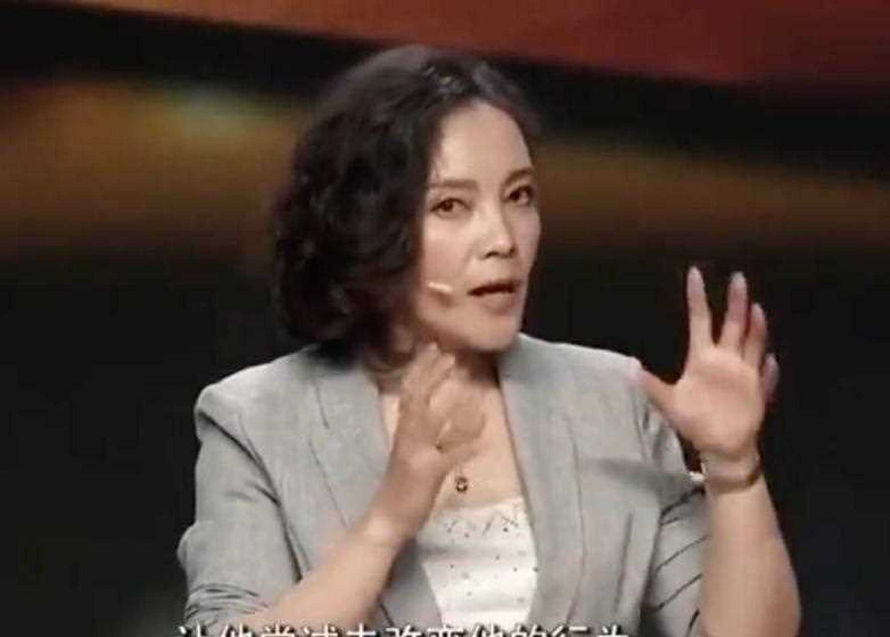 "[并不简单] 魏镜的回答令人惊讶:"单身太久是选择.