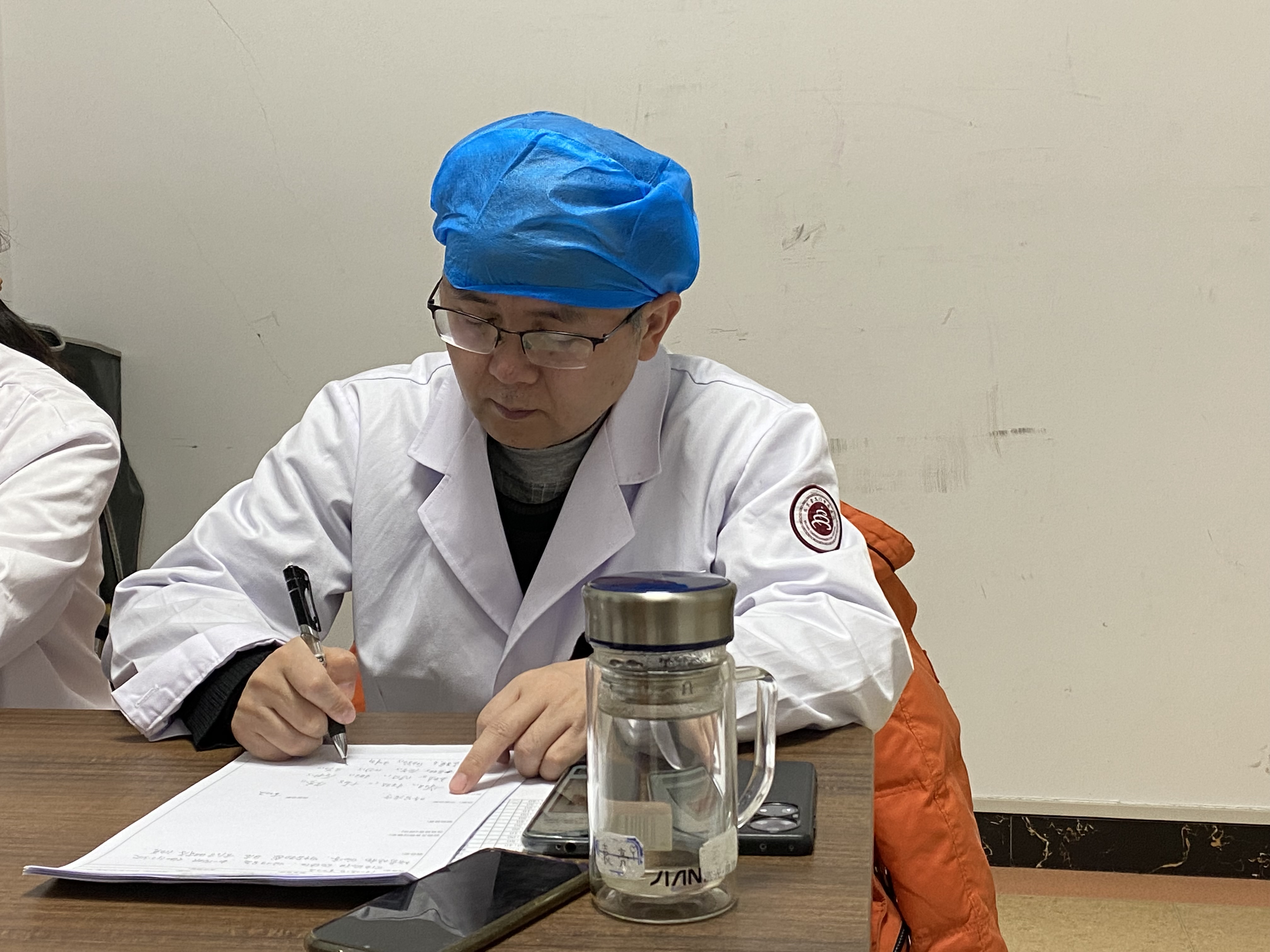 今天一位40多岁的大叔,坐了十几个小时的车,来挂