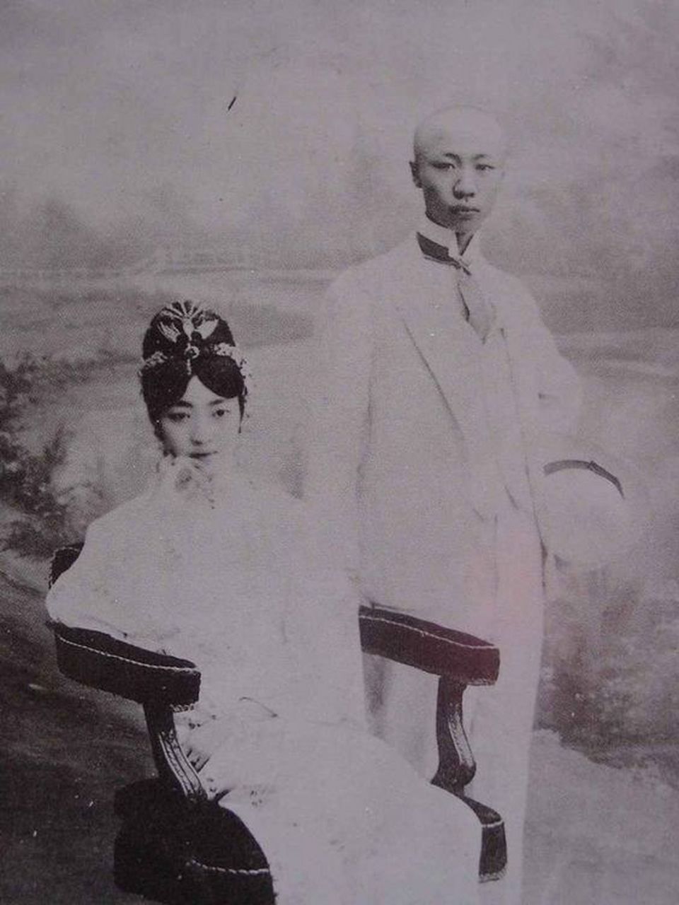 末代皇后婉容骑自行车照片
